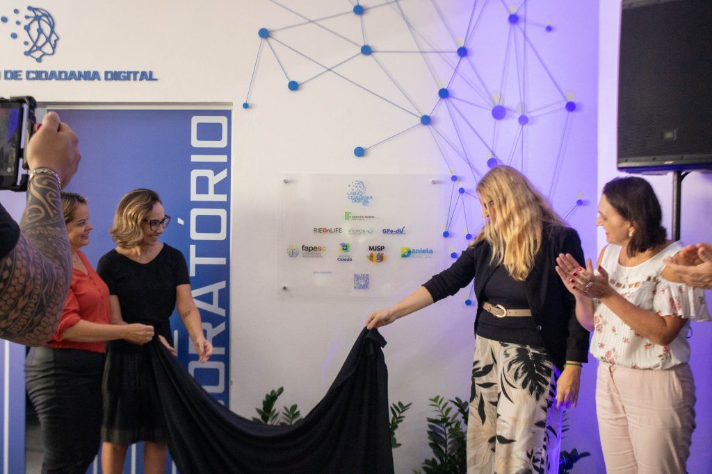 Autoridades descerram a placa inaugural em ato simbólico